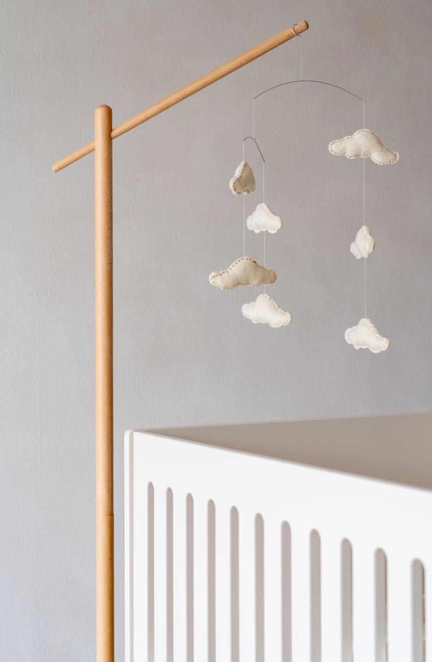 Houten standaard voor baby-mobiel