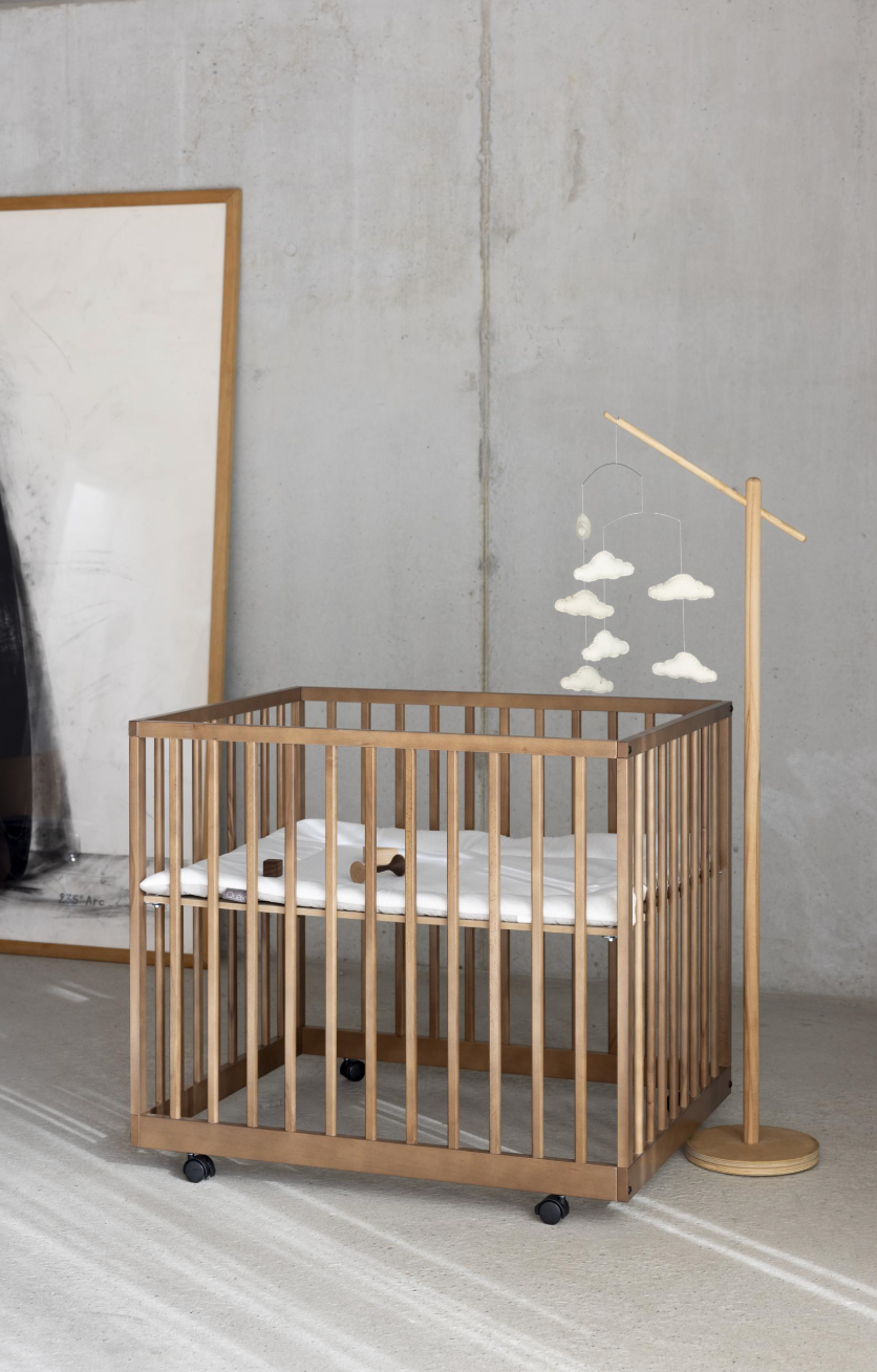 Houten standaard voor baby-mobiel